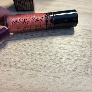 Mary Kay Fancy Nancy nourishine plus lip gloss